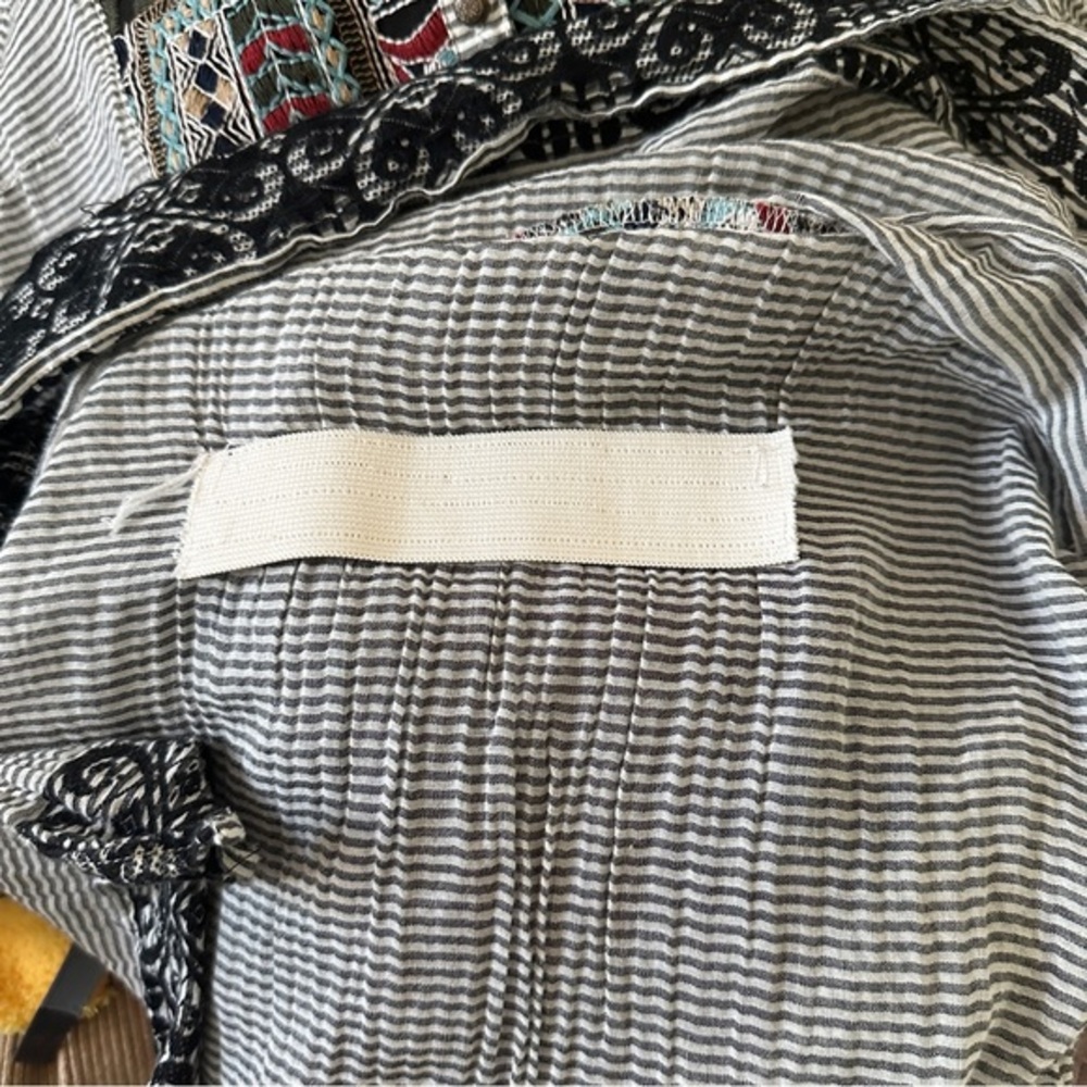 Soft Surroundings Embroidered Tunic Top Womens S Grey‎ Striped Boho 3/4 Sleeve - Picture 16 of 16